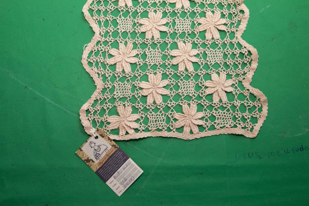 Centro de mesa em renda de bilro para mesa de 04 cadeiras
