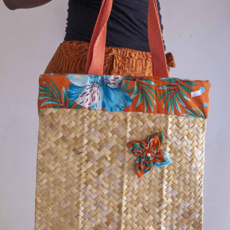 Bolsa de palha e chita